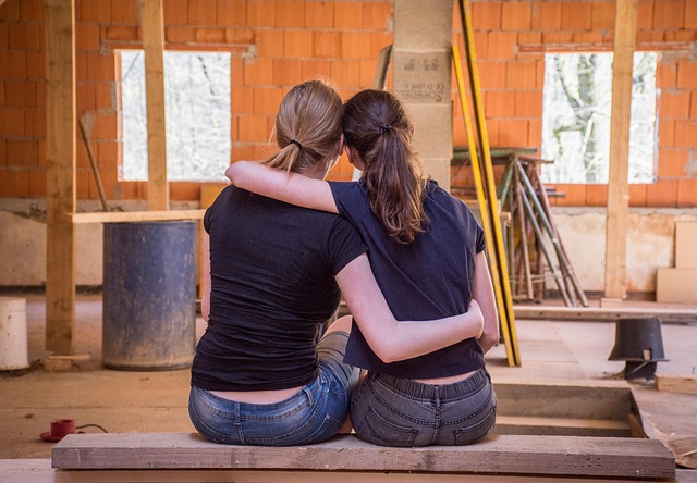 2 mulheres a renovar um apartamento