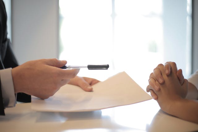 Assinatura de um contrato de empréstimo