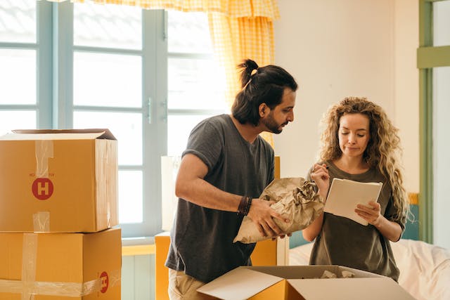 Couple déménageant dans un nouvel appartement