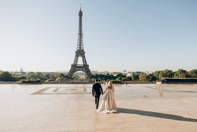 Couple devant la Tour Eiffel