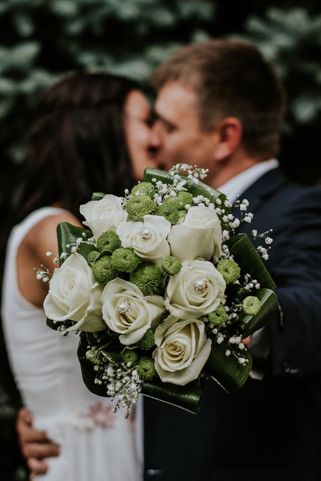 Couple marié le jour du mariage avec des fleurs