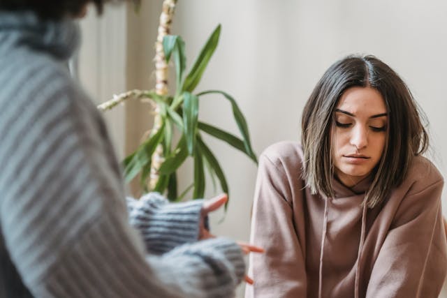 A cobrança de dívidas como um fardo para uma mulher